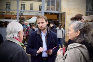 Discuter avec tous, c'est dans notre ADN.